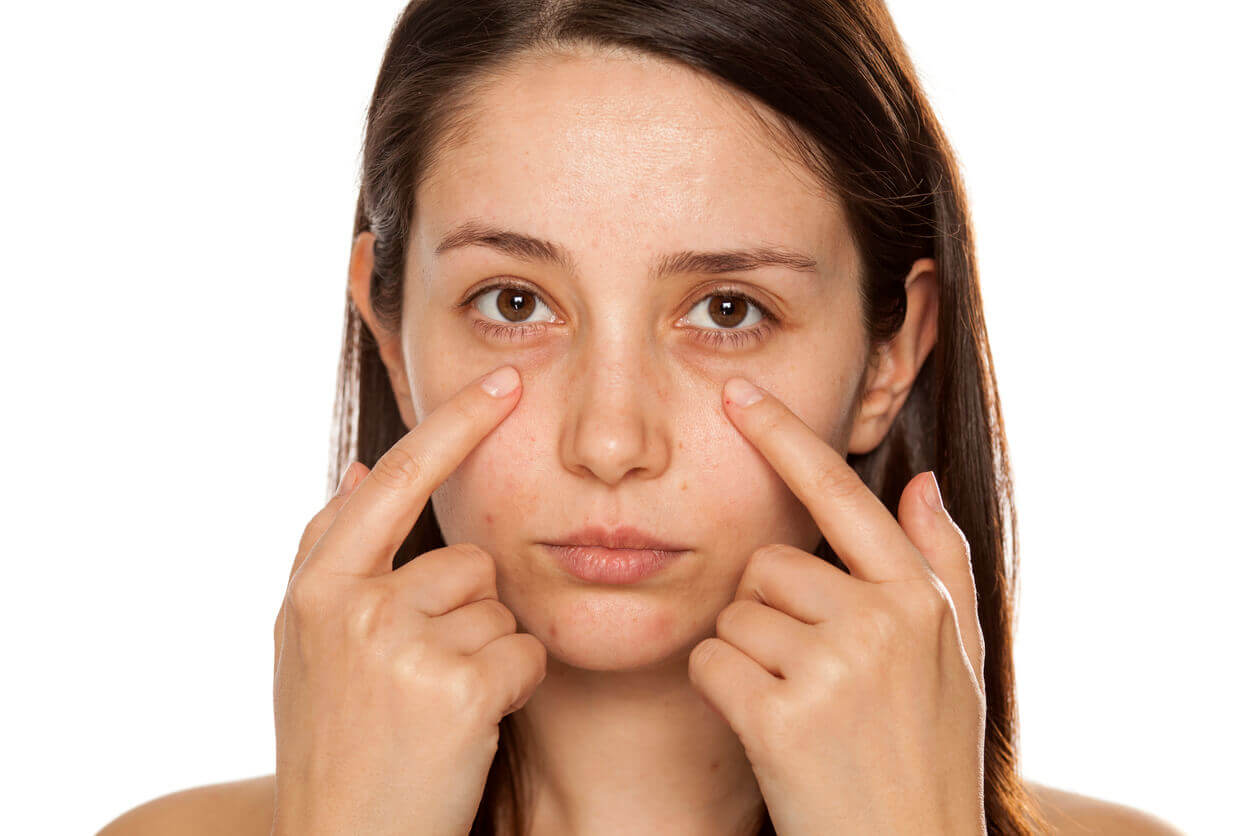 Skin-Care-Habits-That-Can-Age-Your-Eyes